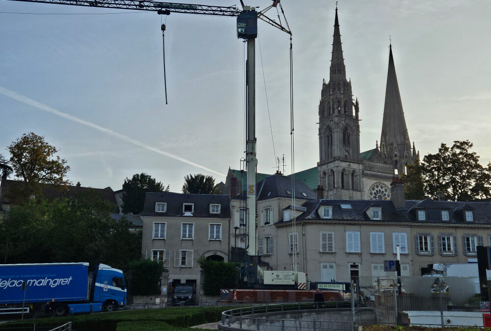 Grutage en cours à Chartres